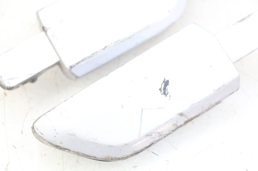 photo de PAIR OF REAR FOOTRESTS YAMAHA X-CITY XCITY 125 (2007 - 2013) - Technical close-up