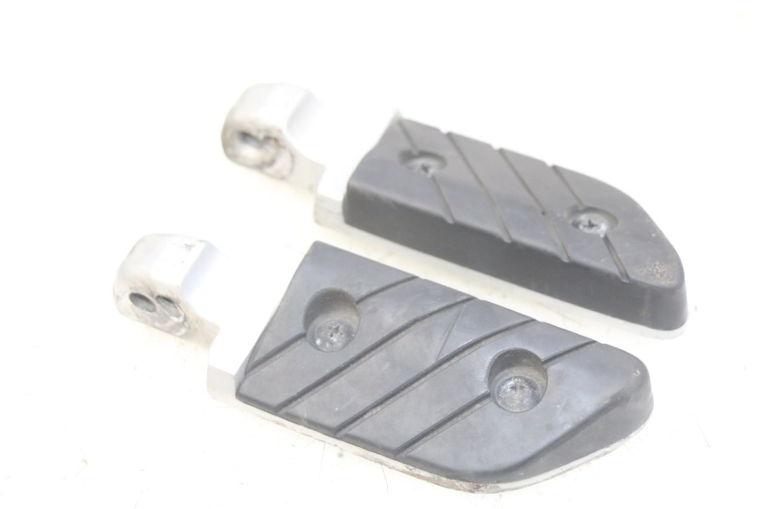 photo de PAIR OF REAR FOOTRESTS YAMAHA X-CITY XCITY 125 (2007 - 2013) - Surface and material condition