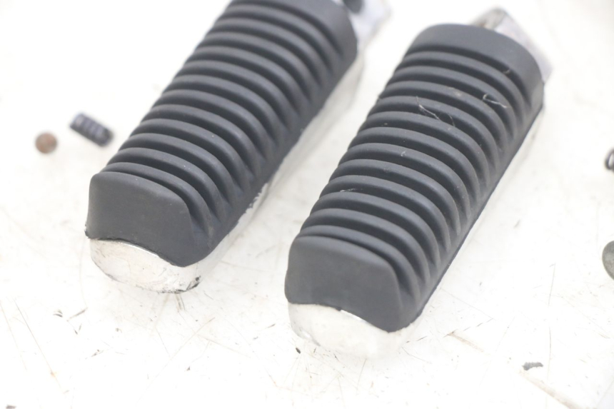 photo de PAIR OF REAR FOOTRESTS YAMAHA X-MAX XMAX 250 (2006 - 2009) - Zoom on usage condition