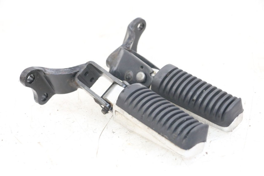 photo de PAIR OF REAR FOOTRESTS YAMAHA X-MAX XMAX 250 (2006 - 2009) - Alternative perspective