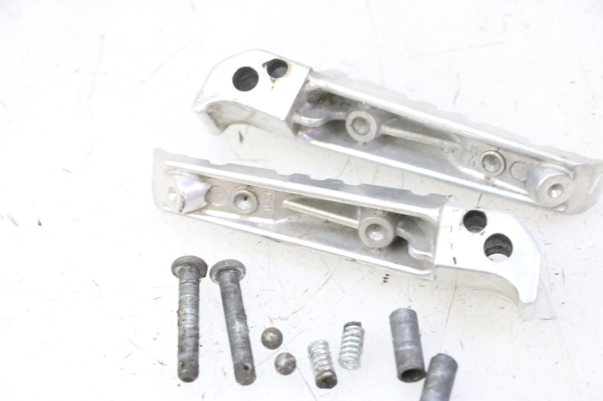 photo de PAIR OF REAR FOOTRESTS YAMAHA X-MAX XMAX 125 (2010 - 2013) - Alternative perspective