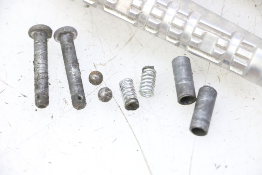 photo de PAIR OF REAR FOOTRESTS YAMAHA X-MAX XMAX 125 (2010 - 2013) - Fixing points details