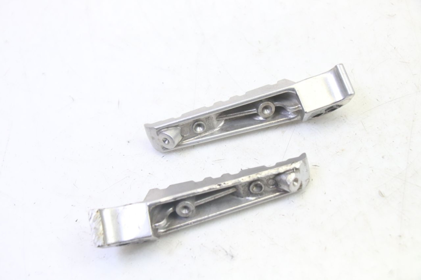 photo de PAIR OF REAR FOOTRESTS YAMAHA X-MAX XMAX 125 (2010 - 2013) - Zoom on usage condition