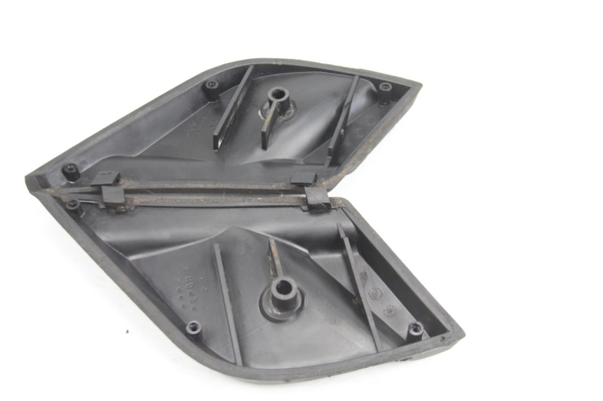 photo de PAIR OF REAR FOOTRESTS PIAGGIO X9 EVOLUTION 125 (2003 - 2007) - Technical close-up