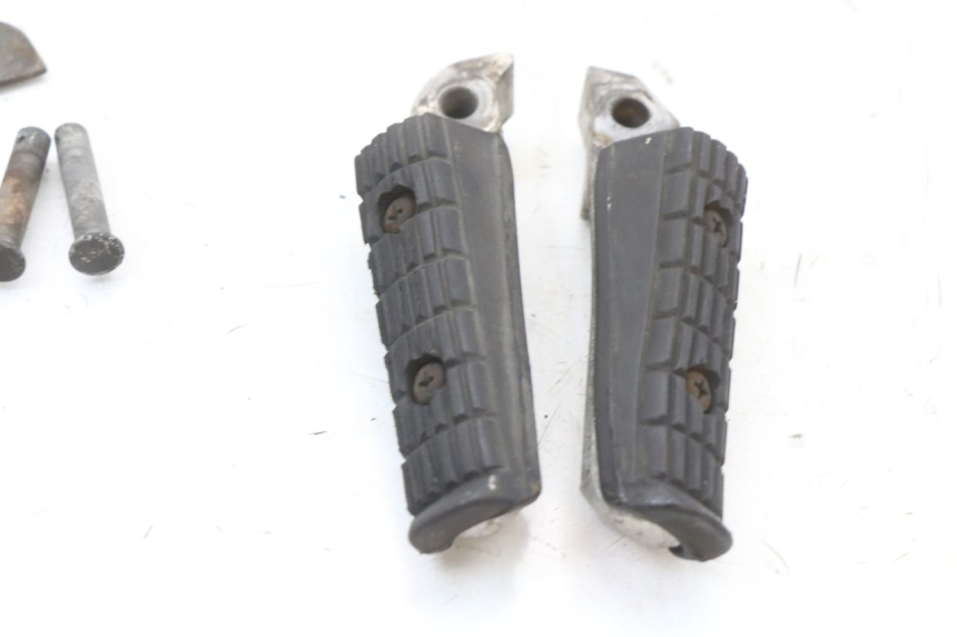 photo de PAIR REAR FOOTRESTS YAMAHA XJ600 XJ DIVERSION 600 (1992 - 1997) - Zoom on usage condition