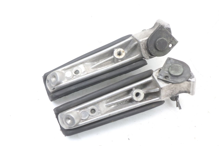 photo de PAIR REAR FOOTRESTS YAMAHA XJS DIVERSION 600 (1997 - 1999) - Technical close-up