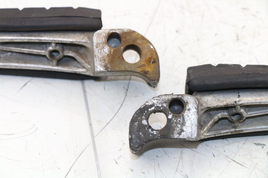 photo de PAIR REAR FOOTRESTS YAMAHA XJS DIVERSION 600 (1997 - 1999) - Component detail