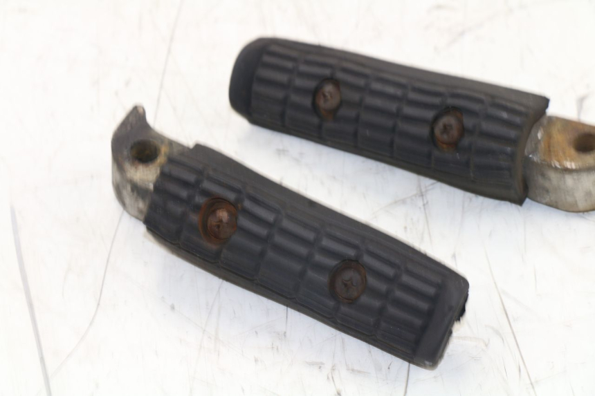 photo de PAIR REAR FOOTRESTS YAMAHA XJS DIVERSION 600 (1997 - 1999) - Technical close-up