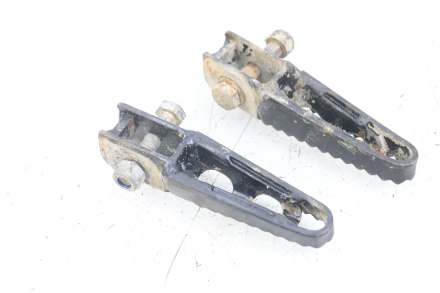 photo de PAIR OF REAR FOOTRESTS PEUGEOT XP6 50 (1997 - 2003) - Zoom on usage condition