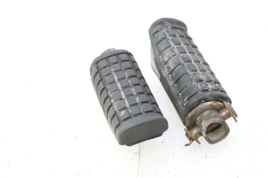 photo de PAIR REAR FOOTRESTS HONDA XRV AFRICA TWIN 750 (1990 - 1992) - Surface and material condition
