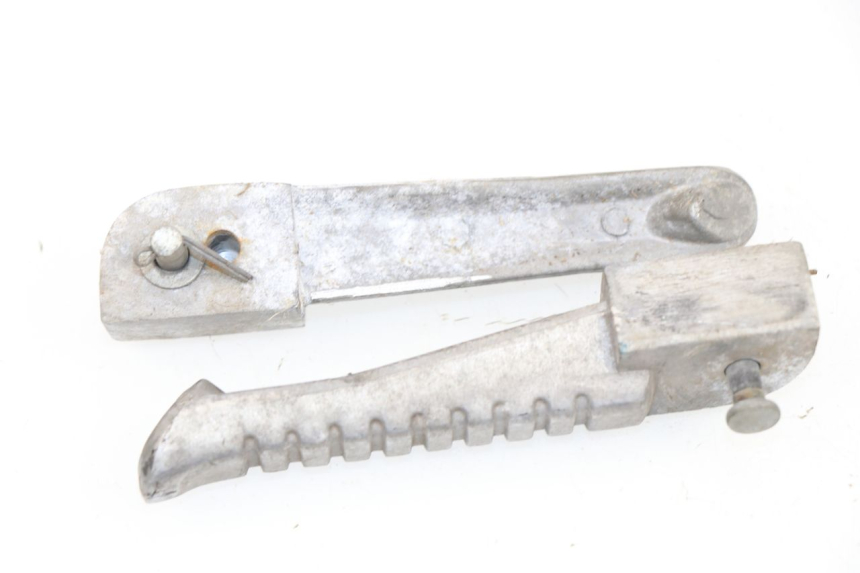 photo de PAIR REAR FOOTRESTS YIYING YY T POWER MAX 125 (2006 - 2016) - Alternative perspective