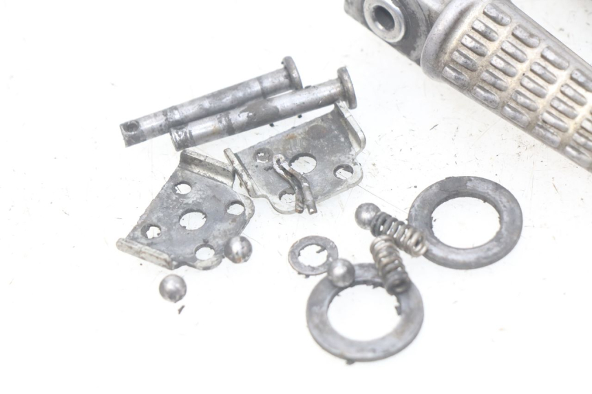 photo de REAR FOOTREST PAIR KAWASAKI Z S 750 (2003 - 2006) - Technical close-up