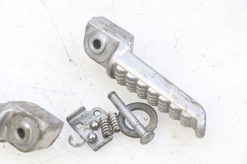 photo de PAIR OF REAR FOOTRESTS KAWASAKI Z 750 (2007 - 2013) - Alternative perspective