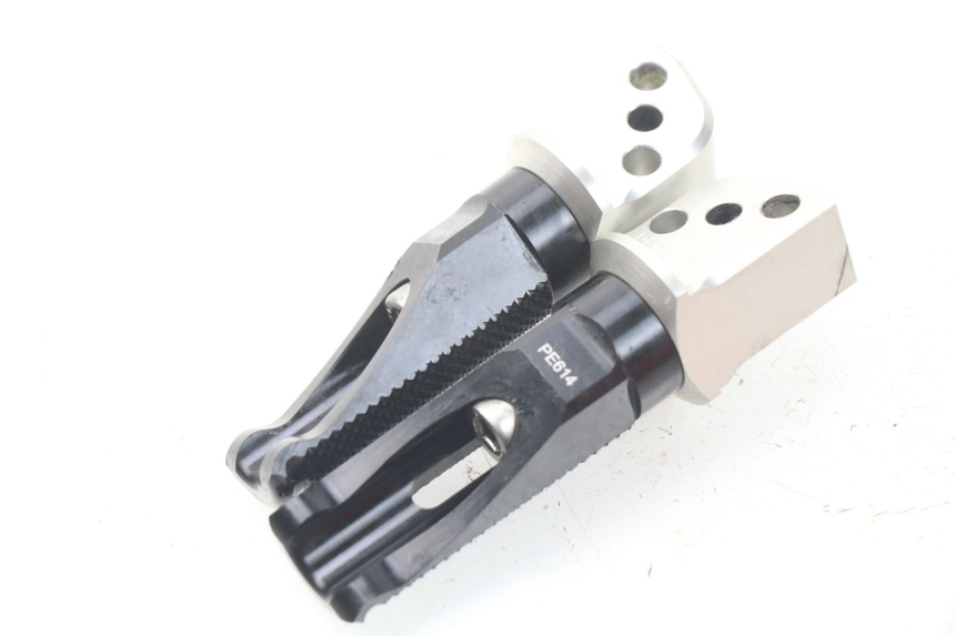 photo de PAIR REAR FOOTRESTS KAWASAKI Z Z900 900 (2017 - 2019) - Zoom on usage condition