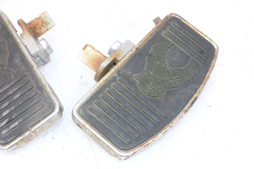 photo de PAIR FRONT FOOTREST HYOSUNG GV AQUILA 125 (2000 - 2009) - Additional view of the item