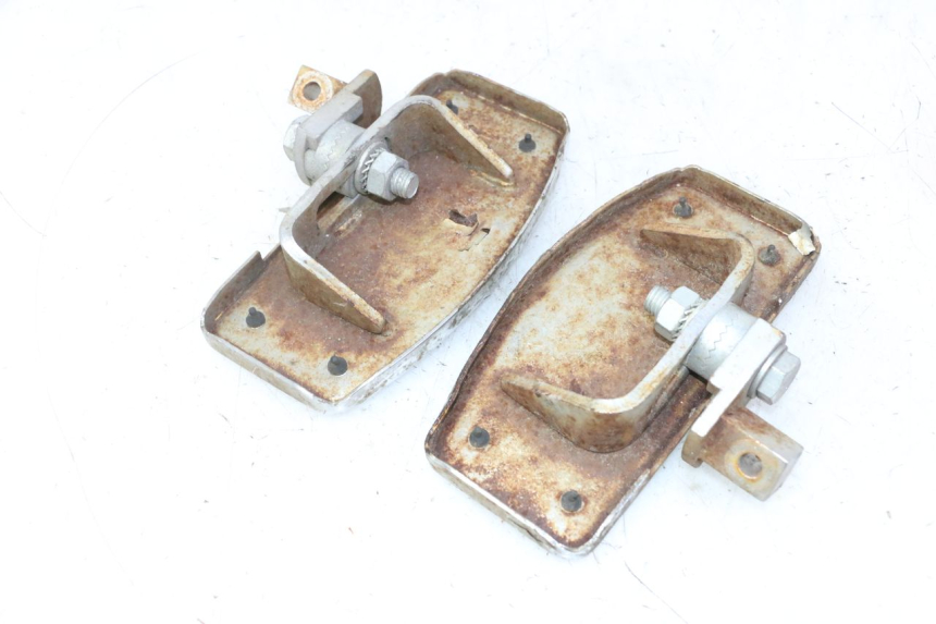 photo de PAIR FRONT FOOTREST HYOSUNG GV AQUILA 125 (2000 - 2009) - Fixing points details