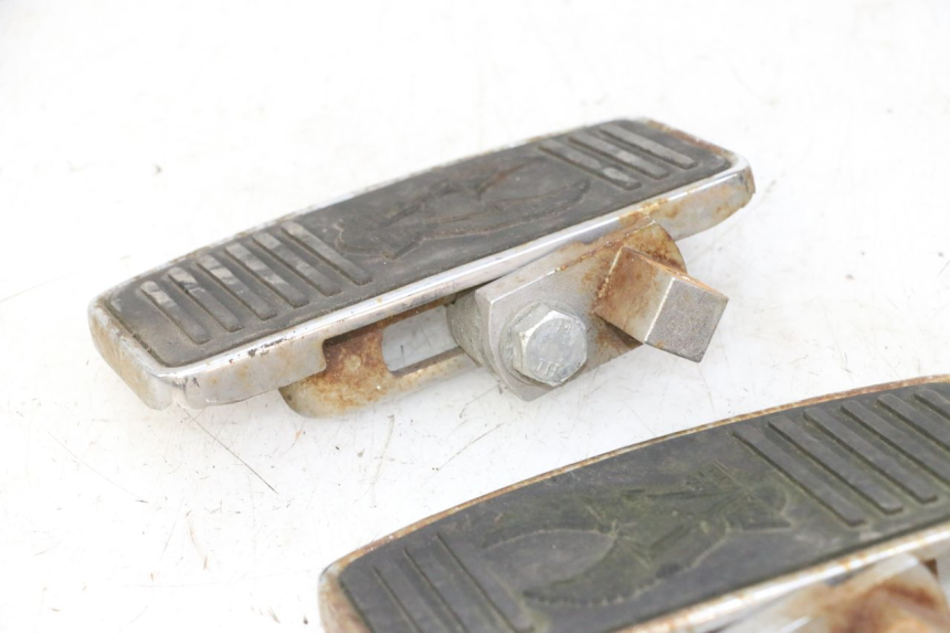 photo de PAIR FRONT FOOTREST HYOSUNG GV AQUILA 125 (2000 - 2009) - Checked used part