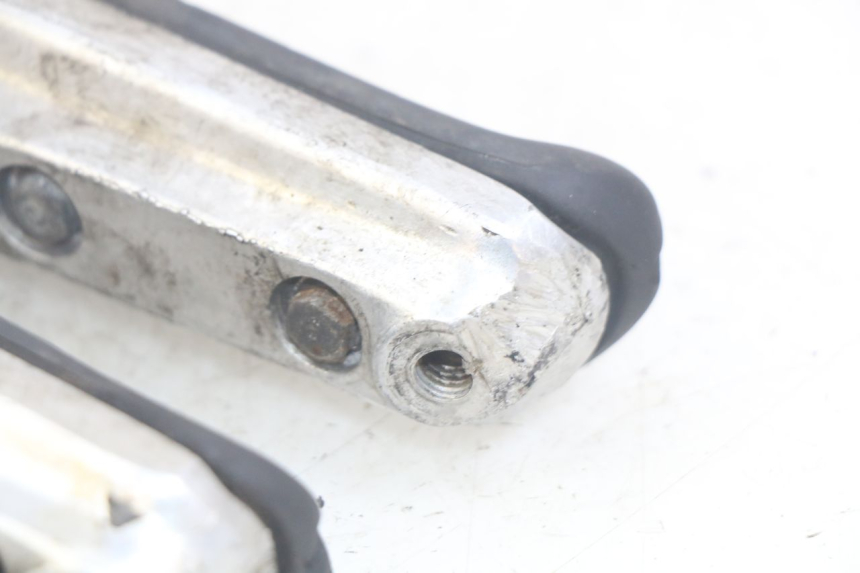 photo de PAIR OF FRONT FOOTRESTS HONDA CBR F SC25 1000 (1989 - 1992) - Technical close-up