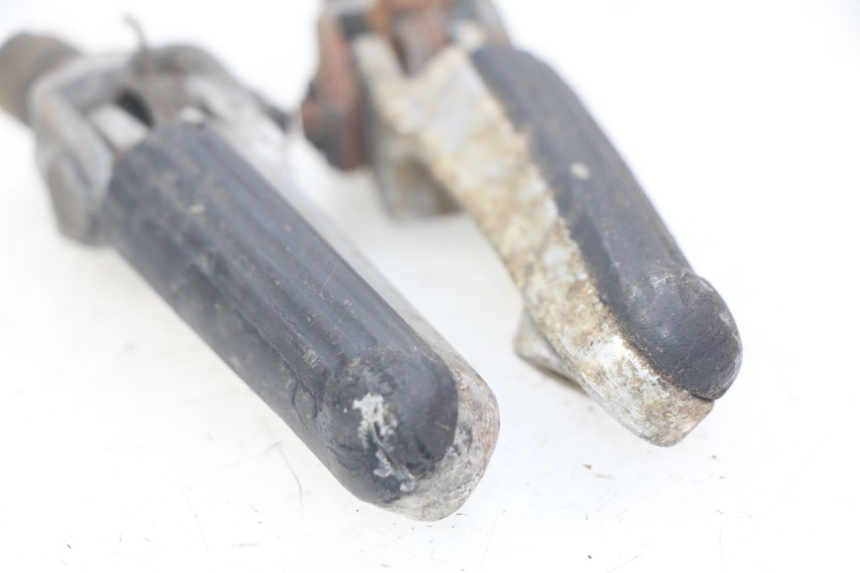 photo de PAIR OF FRONT FOOTRESTS HONDA CBR RR FIREBLADE 900 (1992 - 1994) - Component detail