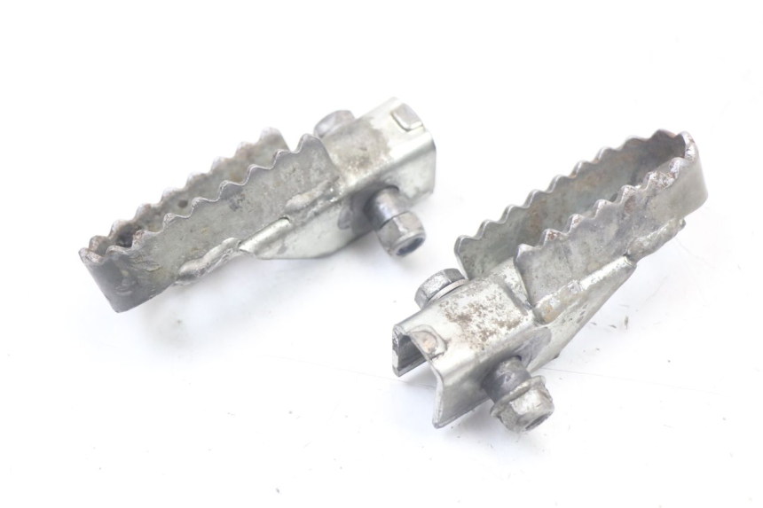 photo de PAIR FRONT FOOTREST DERBI SENDA SM DRD X-TREME 50 (2011 - 2017) - Zoom on usage condition