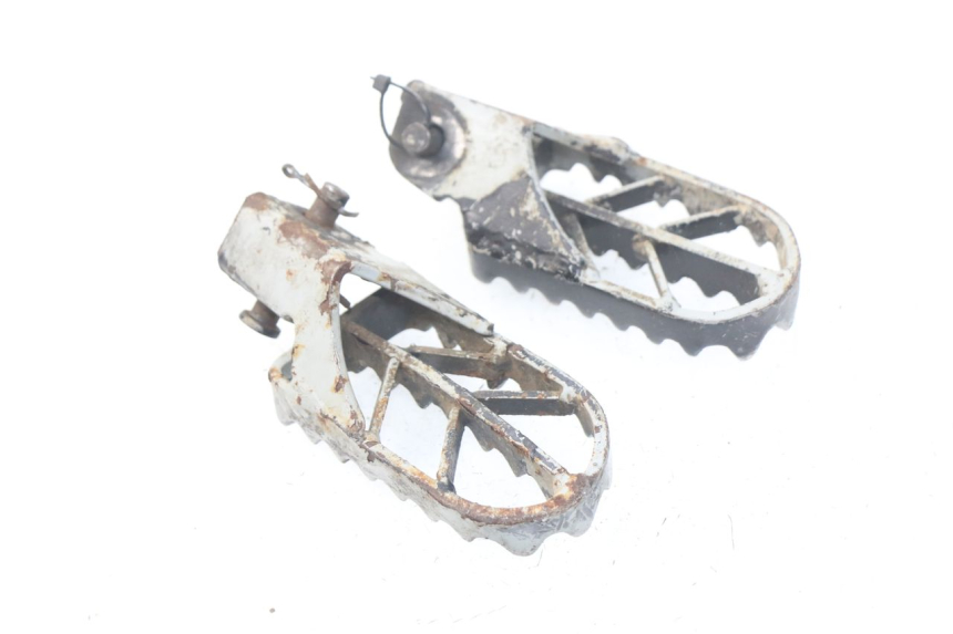 photo de PAIR OF FRONT FOOTRESTS LONCIN DIRT BIKE 125 - Alternative perspective