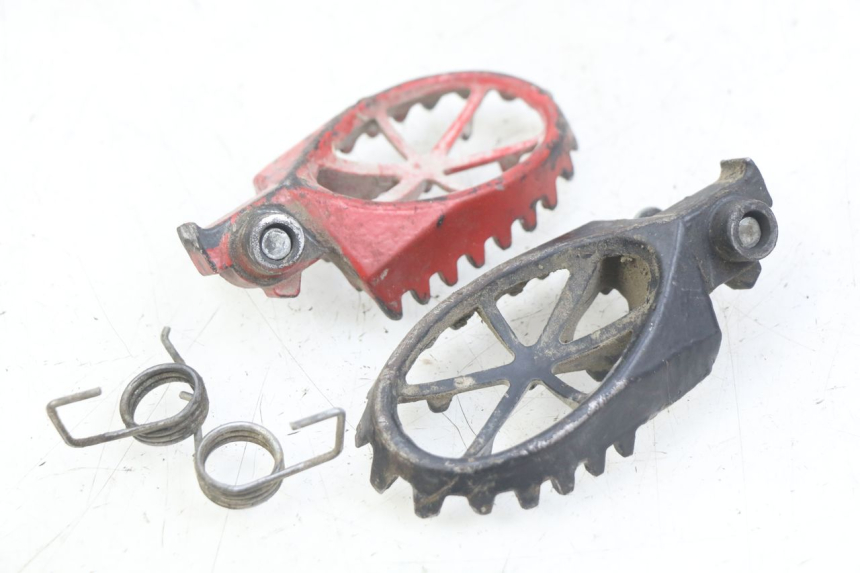 photo de PAIR OF FRONT FOOTRESTS APOLLO DIRT BIKE 125 (2010 - 2018) - Zoom on usage condition