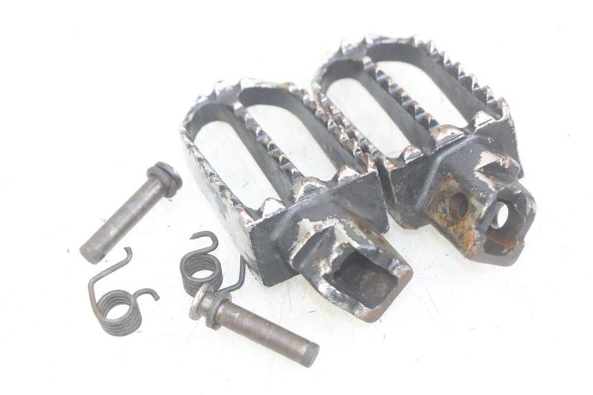 photo de PAIR OF FRONT FOOTRESTS LONCIN DIRT BIKE 125 - Alternative perspective