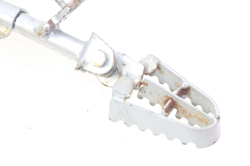 photo de PAIR OF FRONT FOOTRESTS CCR DIRT BIKE 110 - Fixing points details