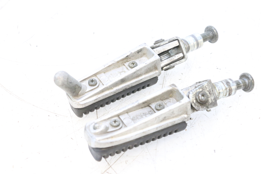 photo de PAIR OF FRONT FOOTRESTS YAMAHA FZS FAZER 600 (1998 - 2001) - Zoom on usage condition