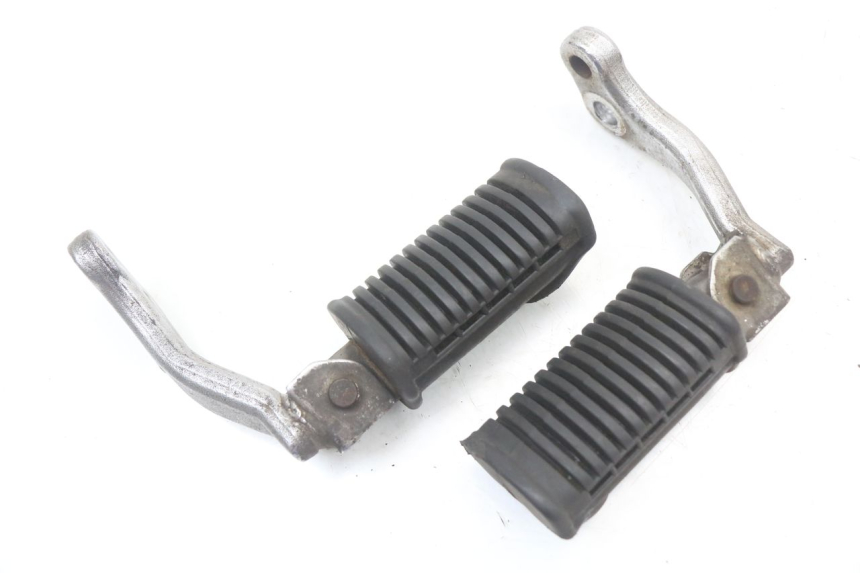 photo de PAIR FRONT FOOTREST SUZUKI GN 125 (1997 - 2000) - Zoom on usage condition
