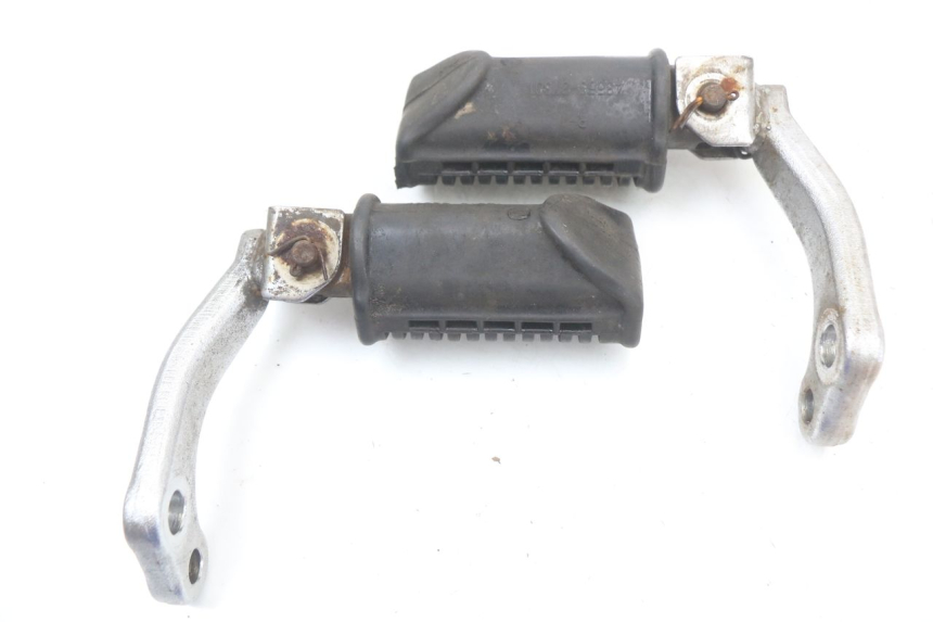 photo de PAIR FRONT FOOTREST SUZUKI GN 125 (1997 - 2000) - Alternative perspective