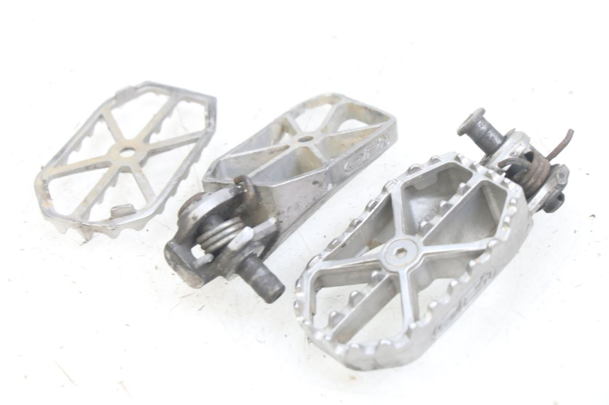 photo de PAIR OF FRONT FOOTRESTS KAWASAKI KXF KX-F 250 (2012 - 2014) - Zoom on usage condition