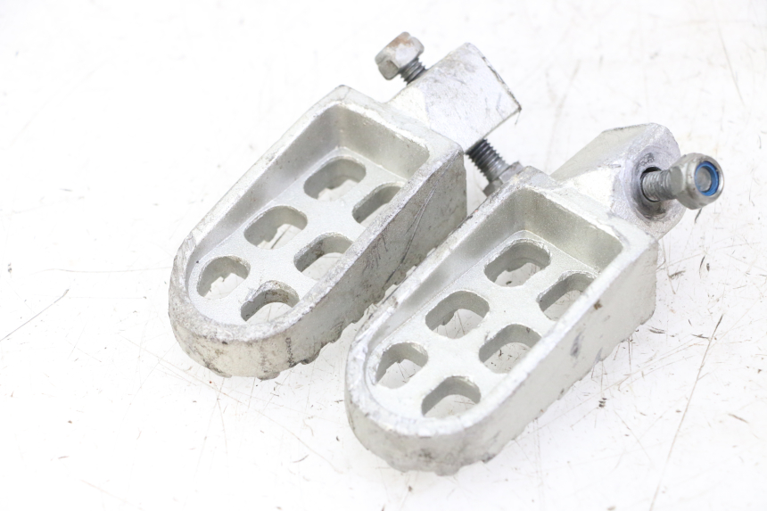 photo de PAIR OF FRONT FOOTRESTS LONCIN DIRT BIKE 125 - Zoom on usage condition