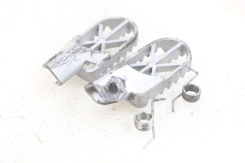 photo de PAIR OF FRONT FOOTRESTS YCF R-START 125 - Component detail