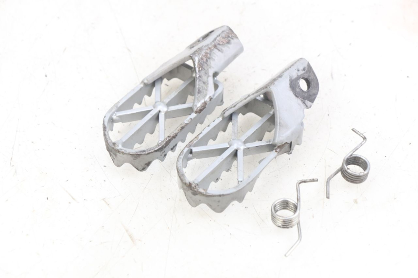 photo de PAIR OF FRONT FOOTRESTS YCF R-START 125 - Zoom on usage condition