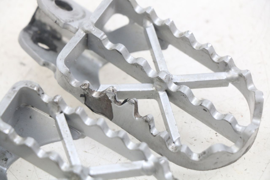 photo de PAIR OF FRONT FOOTRESTS YCF R-START 125 - Technical close-up