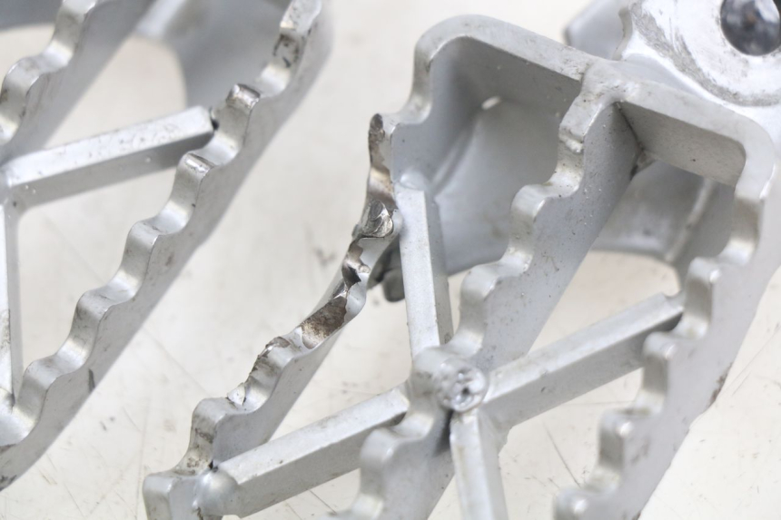 photo de PAIR OF FRONT FOOTRESTS YCF R-START 125 - Product overview