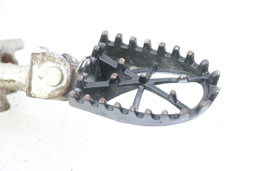 photo de PAIR OF FRONT FOOTRESTS APOLLO RFZ 125 - Surface and material condition