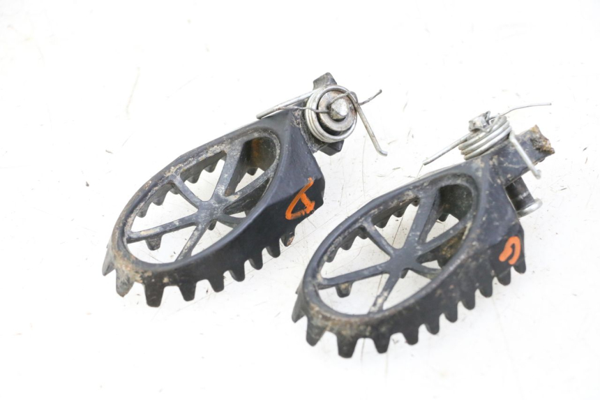 photo de PAIR OF FRONT FOOTRESTS APOLLO RFZ 125 - Component detail