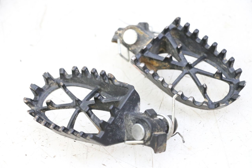 photo de PAIR OF FRONT FOOTRESTS APOLLO RFZ 125 - Alternative perspective