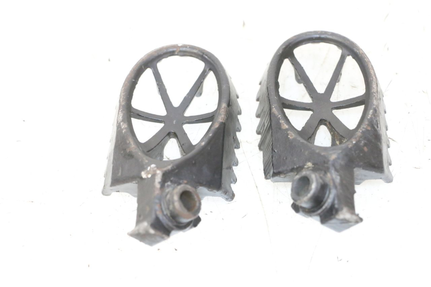 photo de PAIR OF FRONT FOOTRESTS APOLLO RFZ 125 - Component detail