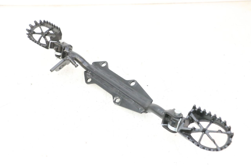 photo de PAIR OF FRONT FOOTRESTS APOLLO RFZ 125 - Technical close-up