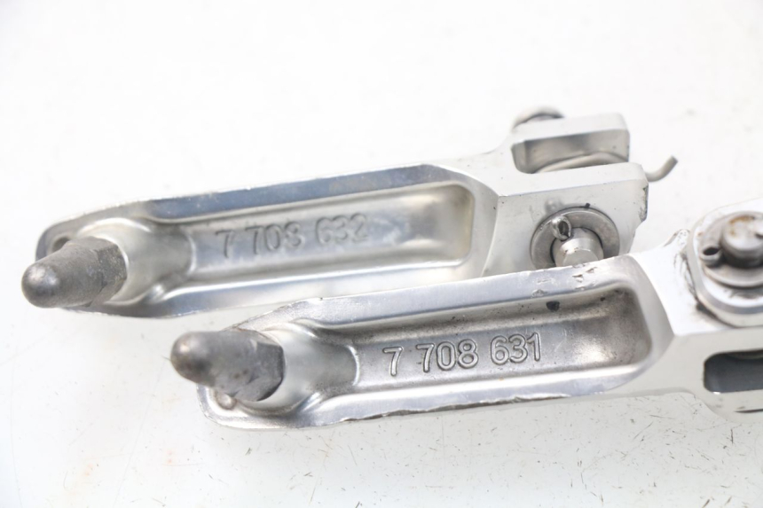 photo de PAIR FRONT FOOTREST BMW S RR ABS S1000RR 1000 (2009 - 2011) - Zoom on usage condition