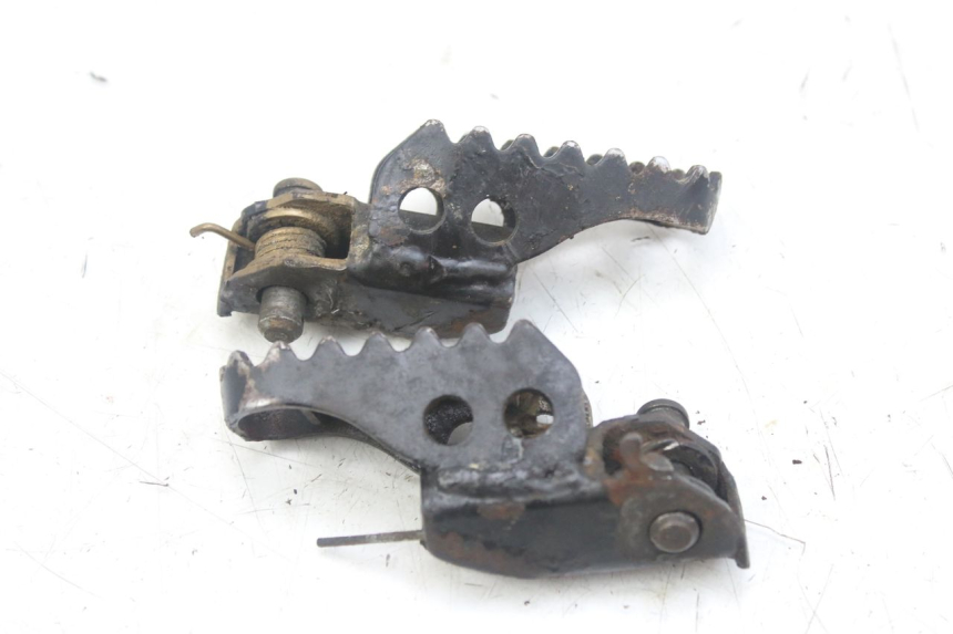 photo de PAIR OF FRONT FOOTRESTS SUZUKI SMX SUPERMOTARD 50 (1996 - 2001) - Zoom on usage condition