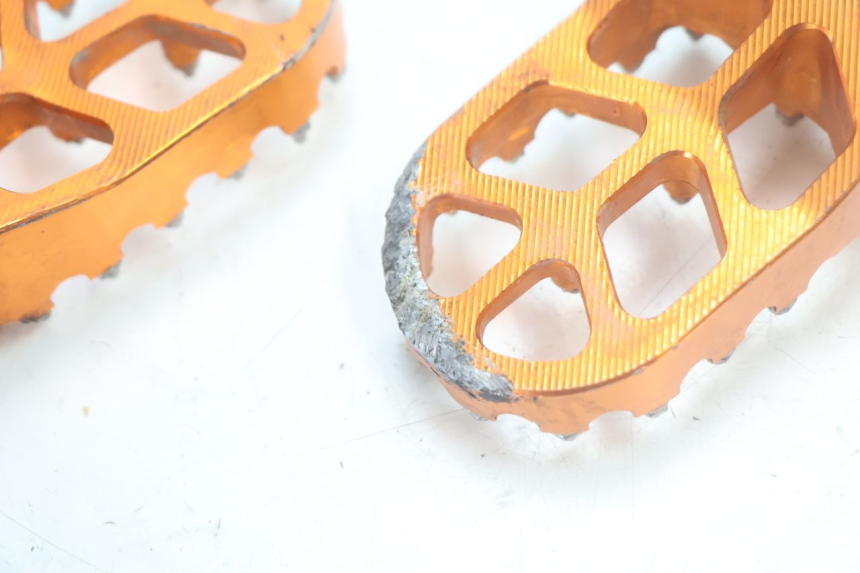 photo de PAIR FRONT FOOTREST KTM SX 85 (2018 - 2024) - Fixing points details