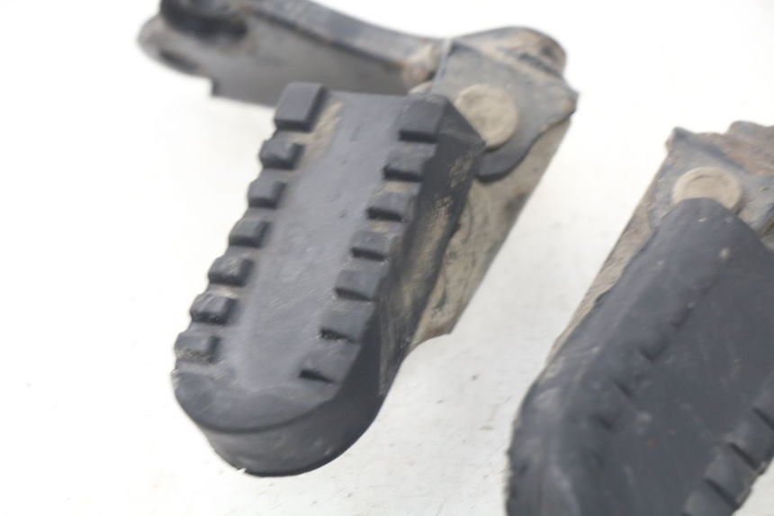 photo de PAIR FRONT FOOTREST YAMAHA TW 125 (1998 - 2002) - Technical close-up