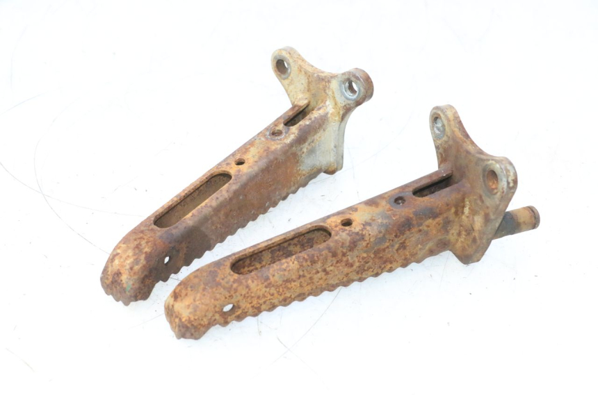 photo de PAIR FRONT FOOTREST SMC XROAD 150 - Component detail