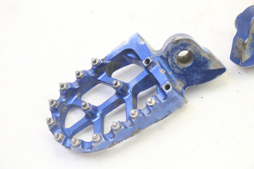 photo de PAIR FRONT FOOTREST YAMAHA YZ-F YZF 250 (2014 - 2018) - Component detail