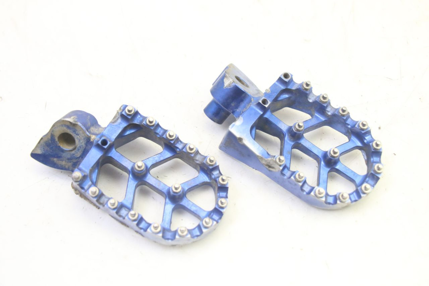 photo de PAIR FRONT FOOTREST YAMAHA YZ-F YZF 250 (2014 - 2018) - Alternative perspective