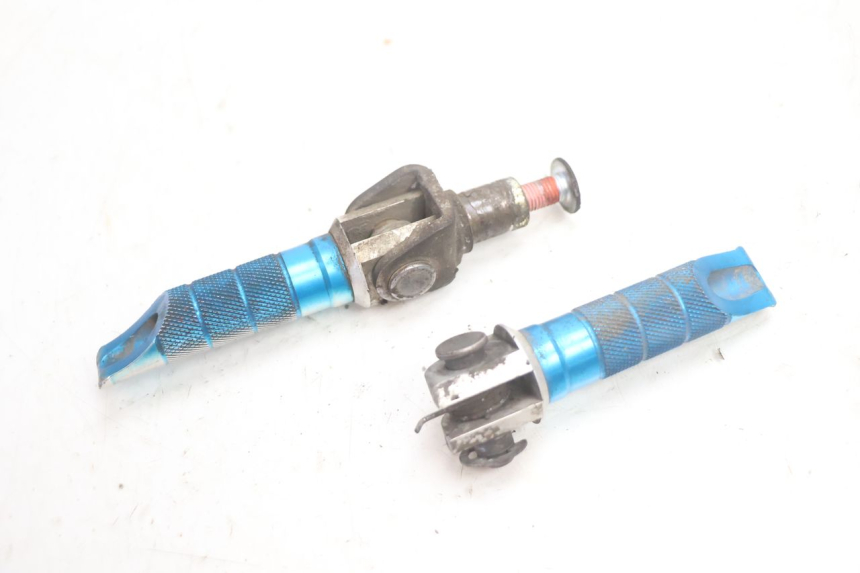 photo de PAIR OF FRONT FOOTRESTS KAWASAKI ZX-6R ZX6R 600 (1995 - 1997) - Technical close-up